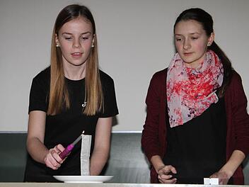 Jasmin Müller (li.) und Margitta Feuerpfeil (re.) zeigen, wie aus einem gewöhnlichen Teebeutel eine Rakete wird.