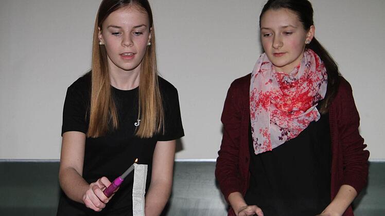 Jasmin Müller (li.) und Margitta Feuerpfeil (re.) zeigen, wie aus einem gewöhnlichen Teebeutel eine Rakete wird.