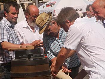 Es war heiß: Dichtes Gedränge am Zapfhahn.  Fotos: Günther Geiling