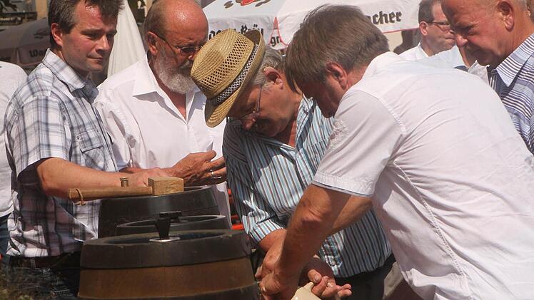 Es war heiß: Dichtes Gedränge am Zapfhahn.  Fotos: Günther Geiling