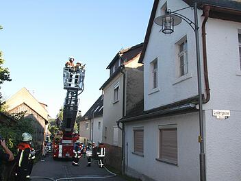 Der Drehleiterkorb wird vor dem Einsatz montiert, erst dann kann von oben gelöscht werden. Fotos: Sonja Adam