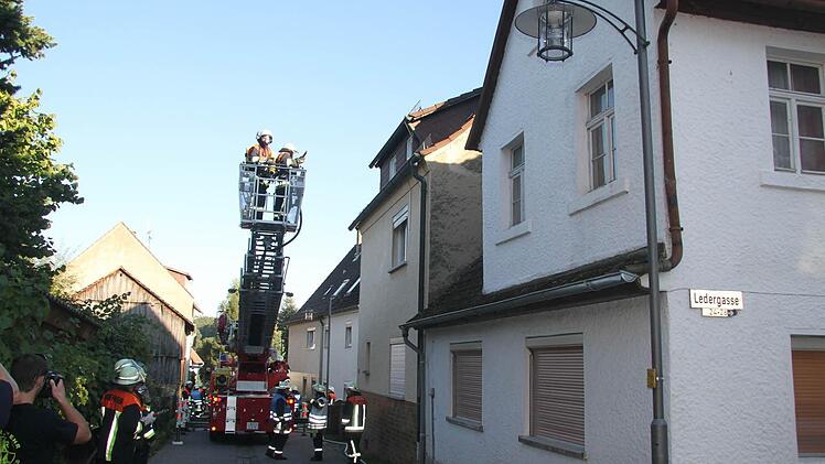 Der Drehleiterkorb wird vor dem Einsatz montiert, erst dann kann von oben gelöscht werden. Fotos: Sonja Adam