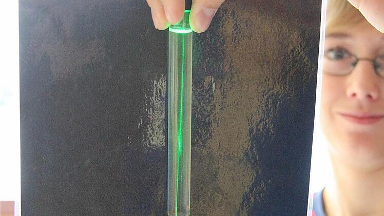 Faszinierend: Den Laserlichtstrahl im Reagenzglas verfolgte der Schüler Daniel Strahl.