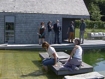 Der Architekt Markus Gentner hat in Lilling ein preisgekröntes Haus im Stil eines Dreiseithofes gebaut, Der Hausbesuch ermöglichte einen Einblick.  Fotos: Petra Malbrich