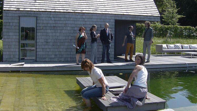 Der Architekt Markus Gentner hat in Lilling ein preisgekröntes Haus im Stil eines Dreiseithofes gebaut, Der Hausbesuch ermöglichte einen Einblick.  Fotos: Petra Malbrich