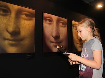 Paula aus Scheßlitz studiert ein Heft über Leonardo da Vinci. Die berühmte Mona Lisa sieht ihr dabei zu. Fotos: Markus Häggberg
