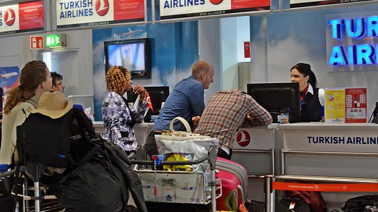 Passagiere müssen nach der außerplanmäßigen Landung auf eine neue Verbindung am Schalter der Airline hoffen. Foto: Nikolas Pelke