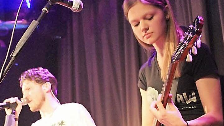 Kräftig gerockt wurde bei "Coleslaw". Florian Bieselt und Janine Kaspar sind hier im Bild zu sehen.