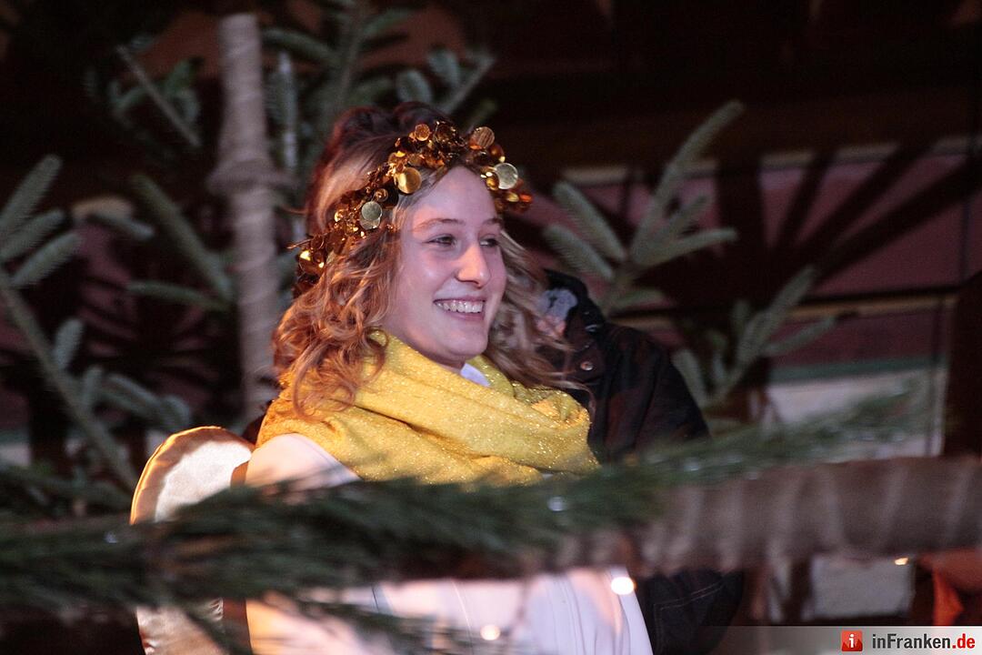 Das erste Fenster des Forchheimer Adventskalenders wurde von Weihnachtsengel Petra geöffnet.