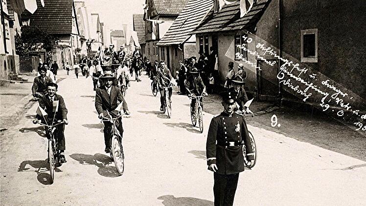 Die historische Aufnahme zeigt einen Festzug in der Diebacher Straße 1930 (Einweihung Kriegerdenkmal). Foto: privat