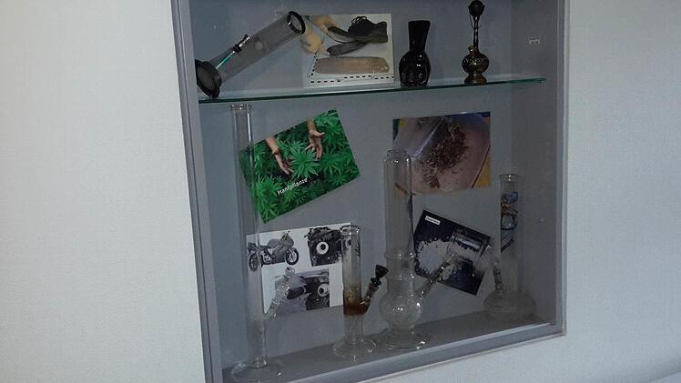 Rauschgiftutensilien und -verstecke werden in diesem Schaukasten gezeigt. Foto: Rolf Pralle