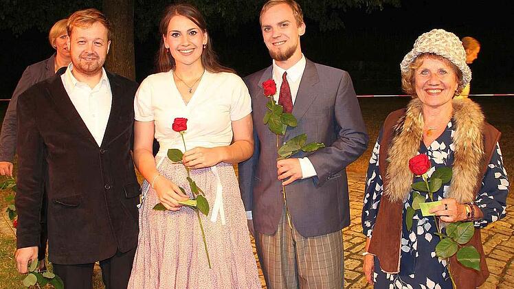 Die Akteure erhielten Rosen.  Foto: Friedwald Schedel