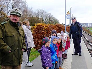 Bei einrollendem Zug ist gebührender Abstand zu halten. Klemens Großkopf-Klopf erklärte den Kindern warum.  Fotos: Gerd Schaar
