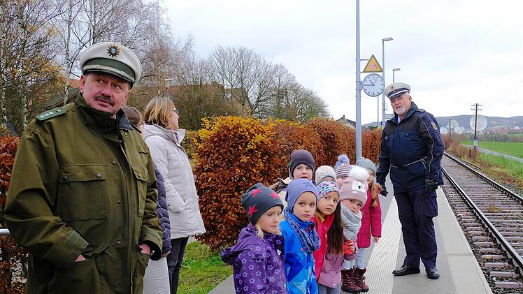 Bei einrollendem Zug ist gebührender Abstand zu halten. Klemens Großkopf-Klopf erklärte den Kindern warum.  Fotos: Gerd Schaar