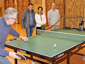 Die Tischtennis-Abteilung des TV Poppenlauer besitzt nun eine Ballwurfmaschine. Jugendtrainer Bruno Pfister (links) führte sie Uwe und  Martina Bartenstein (Mitte) vor. Sie haben den Erlös ihres  vorweihnachtlichen Glühweinverkaufs dafür gespendet. Rechts der Vorsitzende  des Turnverein Poppenlauer, Dennis Heuchler. Dieter Britz