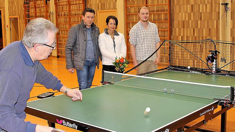 Die Tischtennis-Abteilung des TV Poppenlauer besitzt nun eine Ballwurfmaschine. Jugendtrainer Bruno Pfister (links) führte sie Uwe und  Martina Bartenstein (Mitte) vor. Sie haben den Erlös ihres  vorweihnachtlichen Glühweinverkaufs dafür gespendet. Rechts der Vorsitzende  des Turnverein Poppenlauer, Dennis Heuchler. Dieter Britz