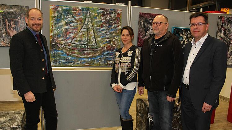 Adolf Schieber (Zweiter von rechts)   legt großen Wert auf "Strukturen" in seinen Bildern . Zur Vernissage waren auch (von links) stellvertretender Landrat Jörg Kunstmann, "Fritz"-Center-Managerin Anja Curioso-Naiaretti  und Stadtrat Thomas Nagel  gekommen. Foto: Sonny Adam