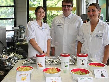 Anja Fischer, Benedikt Kr&uuml;ckel und Caroin Finzel (von links)  haben ein Jahr lang an neuen  Geschmackskreationen bei Kartoffelchips  gearbeitet. Das Ergebnis: Chips mit Apfel-Zimt-Geschmack, Ricotta-Spinat-Chips und eine Balsamico-Himbeer-Kreation.  Foto: Sonny Adam