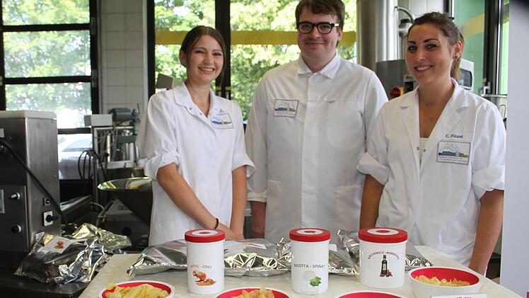 Anja Fischer, Benedikt Kr&uuml;ckel und Caroin Finzel (von links)  haben ein Jahr lang an neuen  Geschmackskreationen bei Kartoffelchips  gearbeitet. Das Ergebnis: Chips mit Apfel-Zimt-Geschmack, Ricotta-Spinat-Chips und eine Balsamico-Himbeer-Kreation.  Foto: Sonny Adam