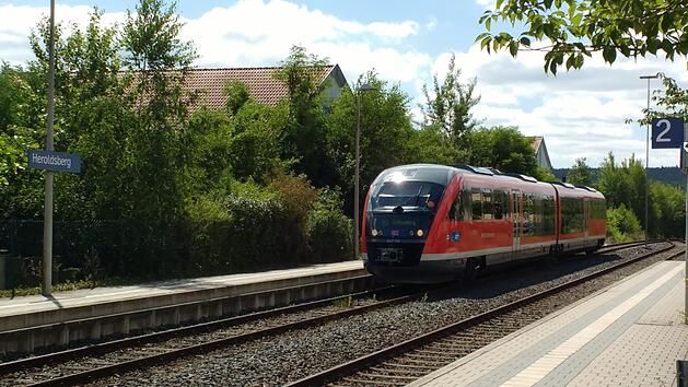 Ein Zug der  Gr&auml;fenbergbahn rollt in Heroldsberg ein. Hier kommt es wegen Br&uuml;ckenbauarbeiten n&auml;chste Woche zu Sperrungen. Foto: rm