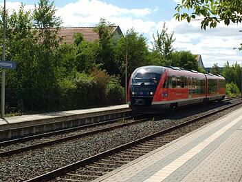 Ein Zug der  Gräfenbergbahn rollt in Heroldsberg ein. Hier kommt es wegen Brückenbauarbeiten nächste Woche zu Sperrungen. Foto: rm