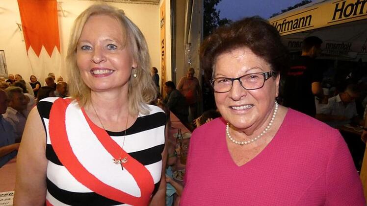 Die CSU-Bürgermeisterkandidatin Sabine Hanisch (links) und die frühere Landtagspräsidentin Barbara Stamm (CSU)