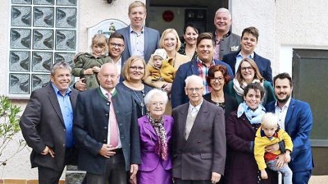 Eleonore M&uuml;ller (vorne Mitte) mit ihrer gro&szlig;en Familie und B&uuml;rgermeister Peter Ebertsch (Zweiter von links) Foto: pr