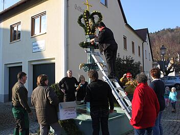 Schmücken des Osterbrunnens in Oberehrenbach im Vorjahr Foto: Carmen Schwind