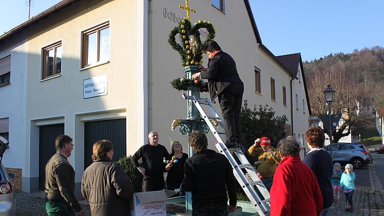 Schmücken des Osterbrunnens in Oberehrenbach im Vorjahr Foto: Carmen Schwind