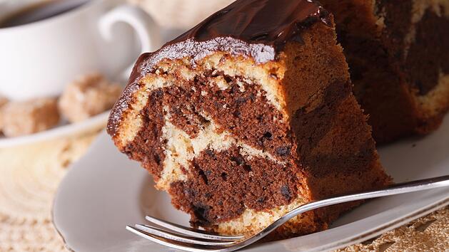 Trockenen Kuchen retten mit dem Dosentrick