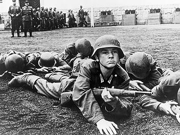 Film-Meisterwerk "Die Br&uuml;cke" von Bernhard Wicki aus dem Jahre 1959: Der kleine Sigi (G&uuml;nther Hoffmann) muss sich pl&ouml;tzlich im "Volkssturm" beweisen.