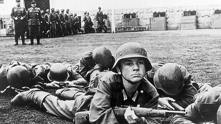 Film-Meisterwerk "Die Br&uuml;cke" von Bernhard Wicki aus dem Jahre 1959: Der kleine Sigi (G&uuml;nther Hoffmann) muss sich pl&ouml;tzlich im "Volkssturm" beweisen.
