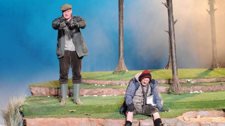 Gordon (Stephan Benson; links) und Neville (Jens Wawrczeck) sind klatschnass an Land gekrabbelt.