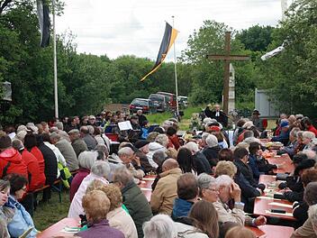 Rund 300 Menschen feiern gemeinsam unter freiem Himmel Gottesdienst. Fotos: Gerhard Bauer