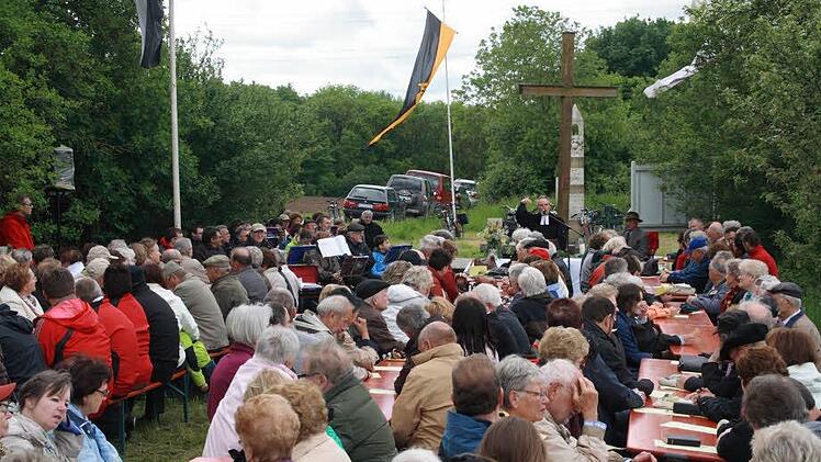 Rund 300 Menschen feiern gemeinsam unter freiem Himmel Gottesdienst. Fotos: Gerhard Bauer