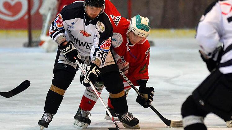 Martin Vojcak (links) - hier im Vorrunden-Heimspiel gegen Miesbach - traf am Freitagabend doppelt für die Alligators, die sich trotz personellem Engpass sehr teuer beim TEV verkauften. Foto: Picturedreams/Archiv