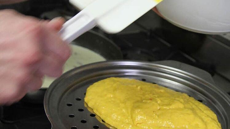 Während die Sauce brodelt, die Spätzle in köchelndes Wasser schaben. Foto: Sonja Adam