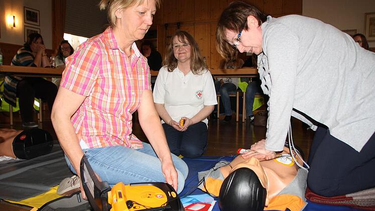 Teilnehmer üben die Herz-Lungen-Wiederbelebung. Foto: Ralf Ruppert