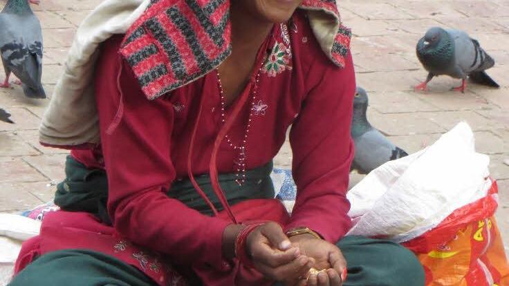Taubenfutterverkäuferin auf dem Durbar Square in Kathmandu: Diese Frau hat sicherlich ihre Existenz verloren. Foto: Raimund Göhlich
