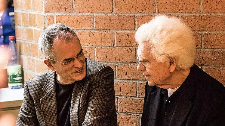 Impressionen vom Coburger Tankred-Dorst-Lesemarathon in der Reithalle: Thomas Straus (links) im Gespräch mit dem Autor.Foto: Jochen Berger