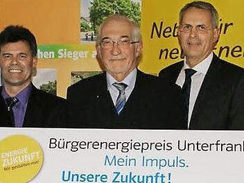 Zum zweiten Mal loben die Regierung von Unterfranken und die Bayernwerk AG den Bürgerenergiepreis Unterfranken aus. Bei der Auftaktveranstaltung warben für das Projekt (von links): der Vorsitzende des SV Fatschenbrunn, Frank Fösel, Bürgermeister Thomas Sechser, Regierungspräsident Paul Beinhofer, Christoph Henzel vom Bayernwerk und Franz Hümmer, der das SV-Energiekonzept federführend entwickelt hat.  Foto: sw