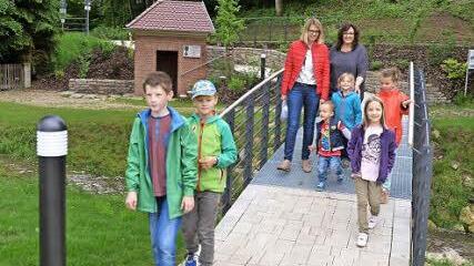 Diana Postler-Karl und Simone Postler (von links) mit Kindern auf der neuen Brücke. Hinten die Brunnenstube Foto: Ronald Rinklef