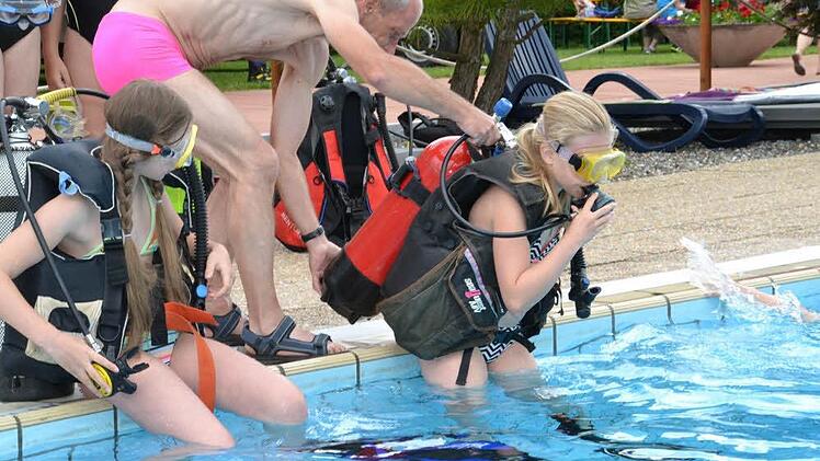 Diese M&auml;dchen hatten Spa&szlig; am Schnuppertauchen. Foto: Uschi Prawitz