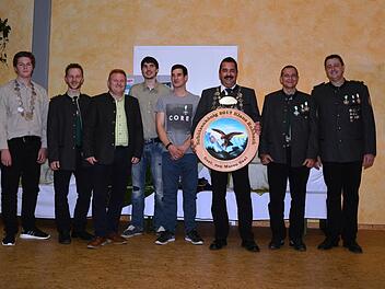 Das neue Königshaus der Maßbacher Schützen mit ( von links): Jugendkönig Jannik Gleichmann, 1. Schützenmeister Tim Fuhl, Bürgermeister Matthias Klement, der bisherige Schützenkönig Marco Saal, 2. Ritter Maximilian Schüler, neuer Schützenkönig Klaus Ruhbach , 1. Ritter Eduard Hümmer, 2. Schützenmeister Ronald Mazkiw.  Foto: Nadine Fuhl