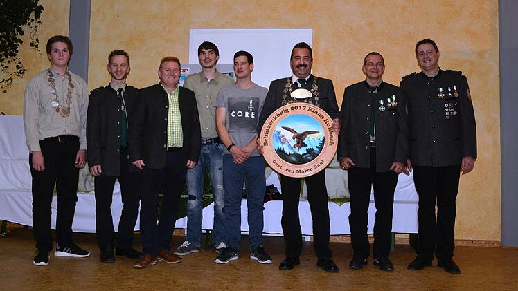 Das neue Königshaus der Maßbacher Schützen mit ( von links): Jugendkönig Jannik Gleichmann, 1. Schützenmeister Tim Fuhl, Bürgermeister Matthias Klement, der bisherige Schützenkönig Marco Saal, 2. Ritter Maximilian Schüler, neuer Schützenkönig Klaus Ruhbach , 1. Ritter Eduard Hümmer, 2. Schützenmeister Ronald Mazkiw.  Foto: Nadine Fuhl