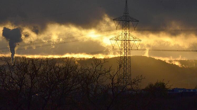 Die 380-kV-Leitung soll möglicherweise wieder zurückgebaut und durch noch größere Masten ersetzt werden, die ein weiteres Leitungssystem tragen können. Foto: Rainer Lutz