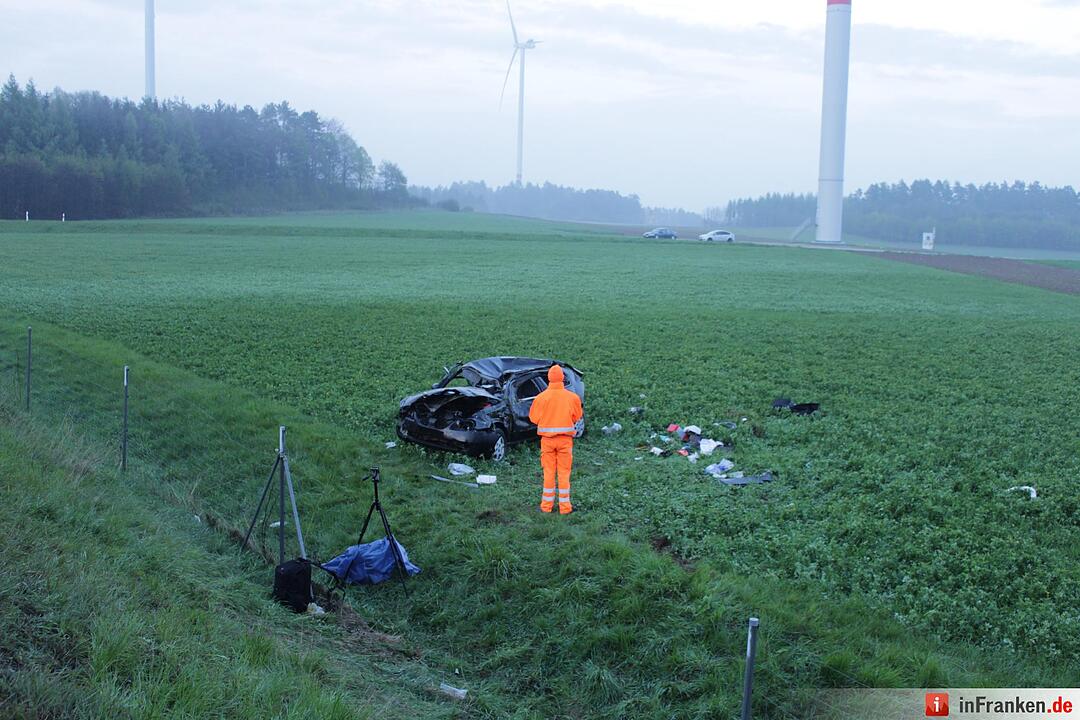 Starkregen sorgt für Abflug: Nissan schießt von Autobahn und landet drei Meter tiefer im Graben - Wagen überschlägt sich auf einer Strecke von 120 Metern mehrfach – Nissan bleibt völlig deformiert auf Wiese liegen – Fahrer eingeklemmt und schwerst verletzt – Polizei sucht nach Unfallzeugen