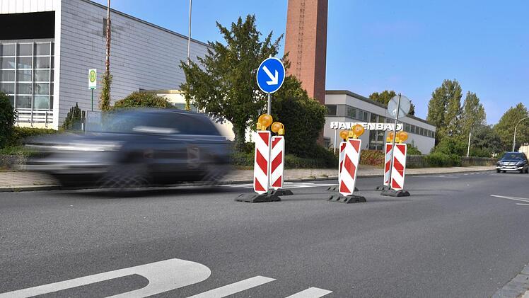 Sechs Warnbaken mitten auf der Fahrbahn. Dass sie dort platziert sind, hat seinen Grund.  Foto: Ronald Rinklef