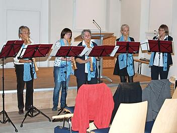 Bei der Informationsveranstaltung in der ehemaligen Synagoge sorgte das Flötenensemble des evangelischen Erwachsenenbildungswerkes unter der Leitung von Dorothea Lintzmeyer (Zweite von links) für die musikalische Umrahmung. Foto: Alfred Thieret