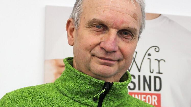 Otmar Diez zeigt sein neues Buch "Unsere Bäume und Sträucher".  Foto: Anja Vorndran